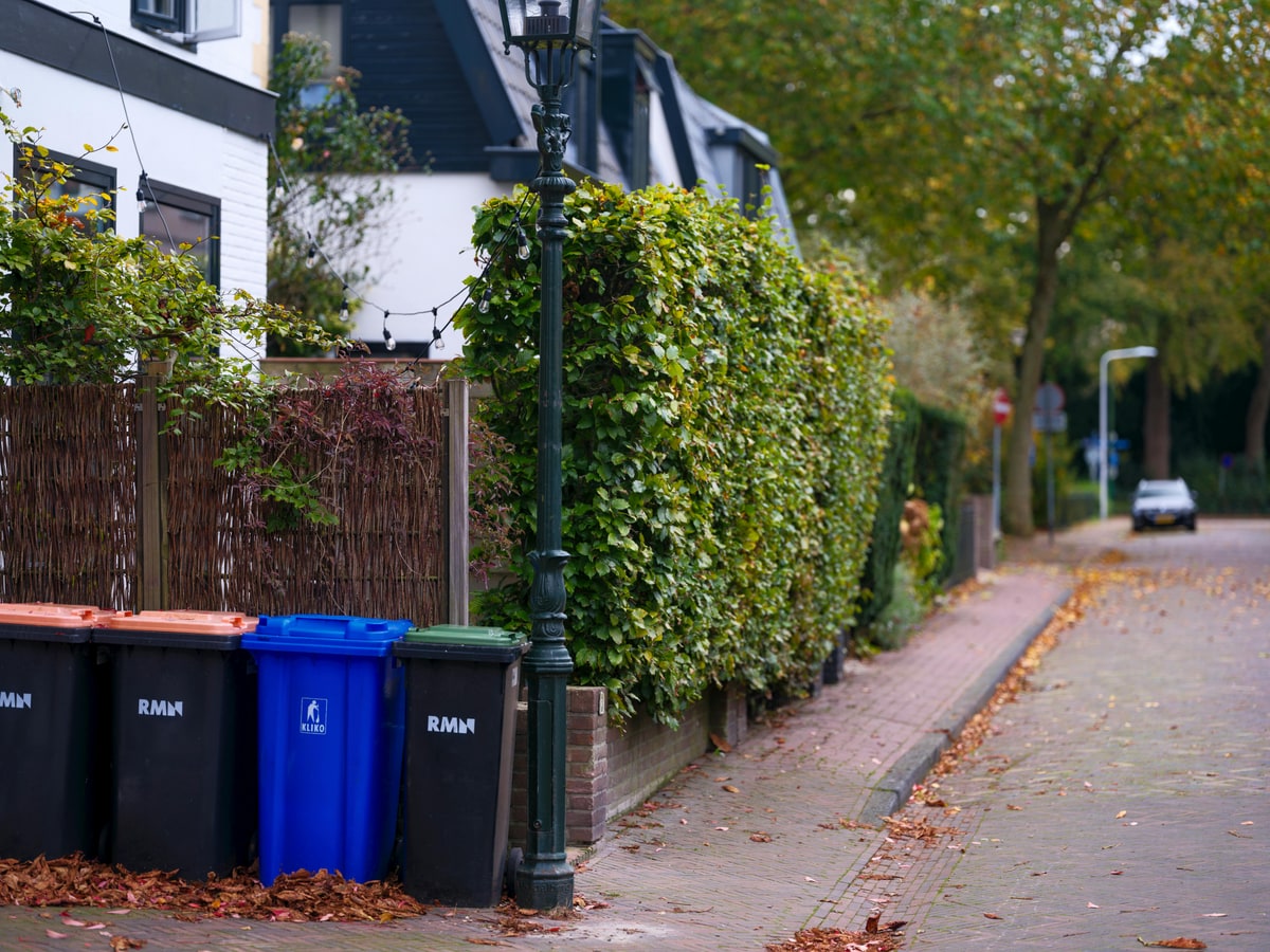 Mülltonnen am Objekt — Symbolbild für Foto-Nachweis mit erkennbarer Tonne und Standort
