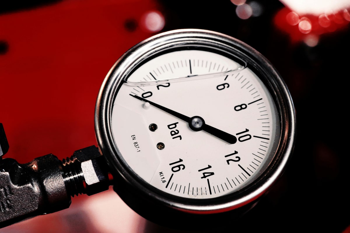 Druckmessgerät (Manometer) mit Zeiger im Detail — Symbolbild Heizungsdruck-Ablesung