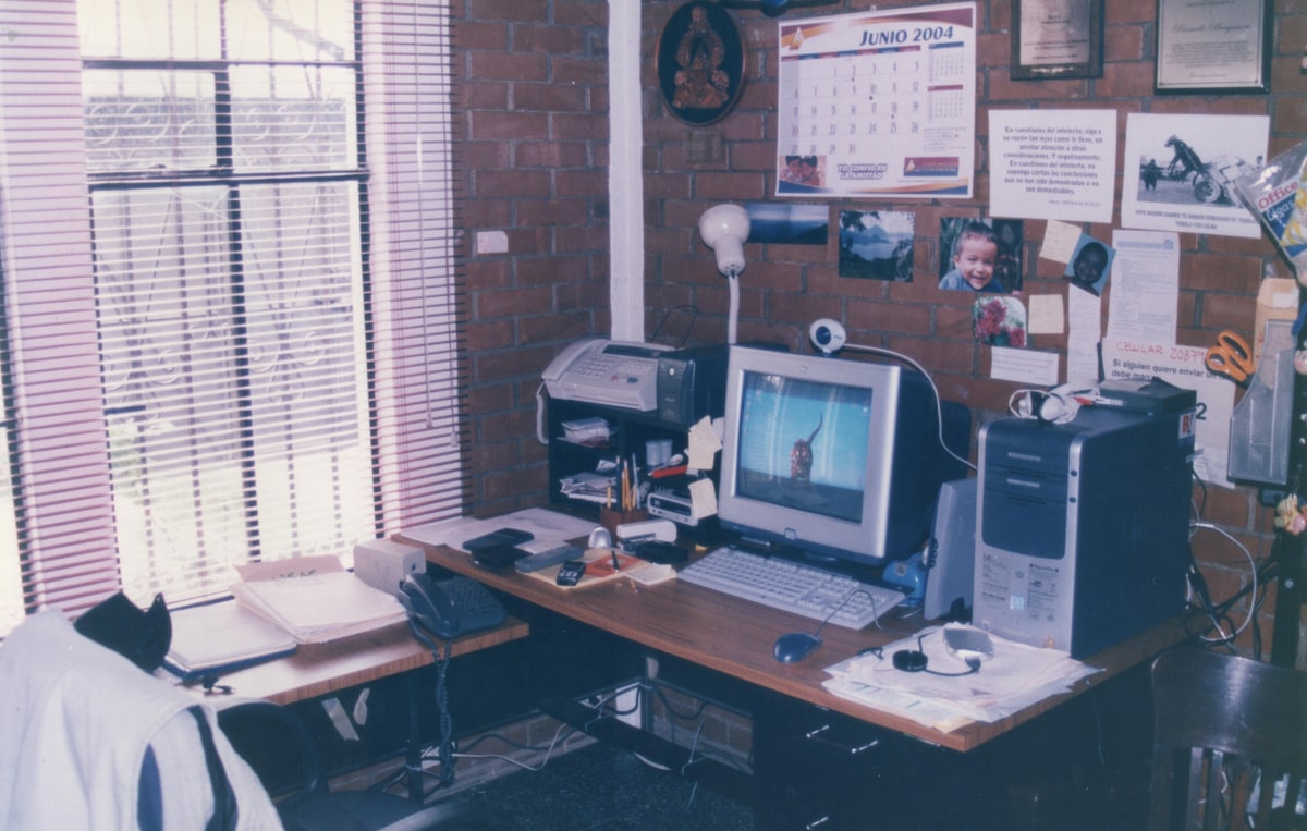 Faxgerät im Büro — Symbolbild Branchen-Werkzeug der 90er Jahre