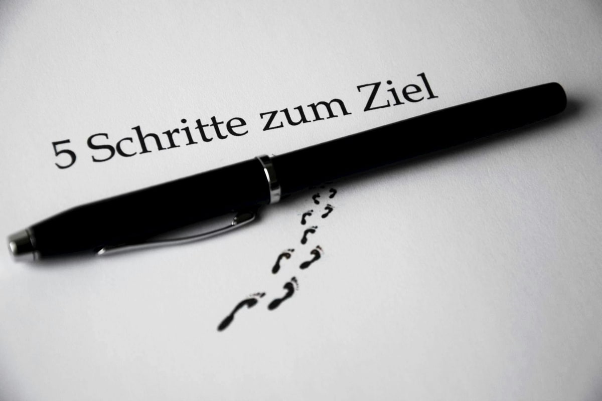 Vertragsdokument mit Stift — Symbolbild Schlüsselübergabe-Protokoll und Auftragsverarbeitungsvertrag