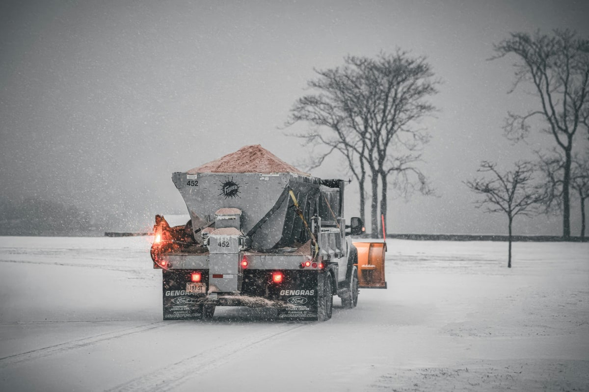 Winterdienst auf Gehweg, Streusalz und Schaufel — Symbolbild Verkehrssicherung