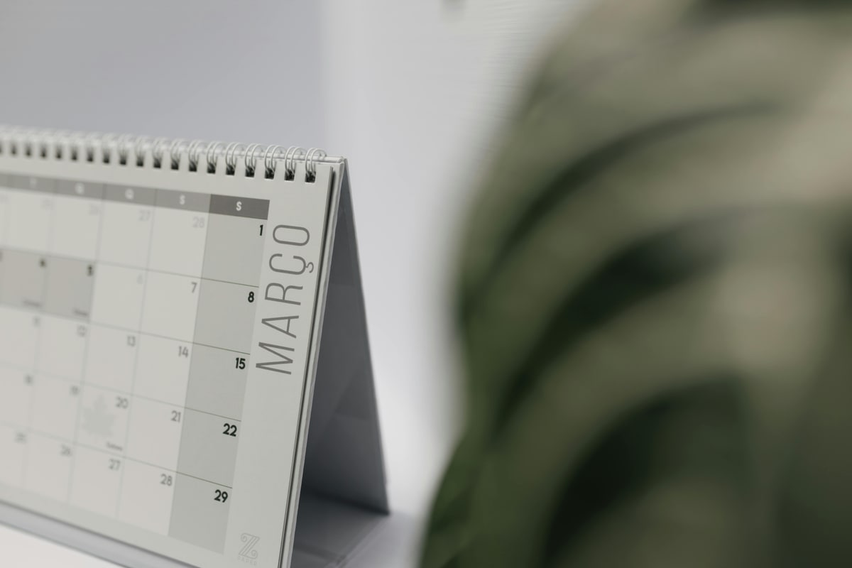 Schreibtischkalender mit Monatsansicht — Symbolbild Pauschalvertrag
